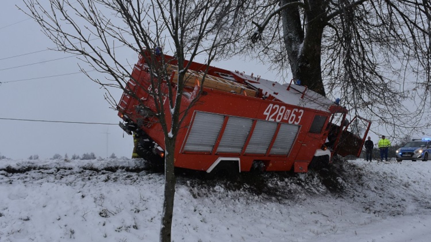 Wjechał wozem strażackim prosto w drzewo. Oto co okazało się na komisariacie