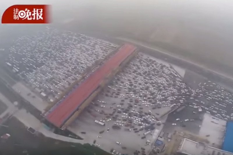 Carmageddon stał się faktem. Tysiące samochodów stanęło w gigantycznym korku na chińskiej autostradzie