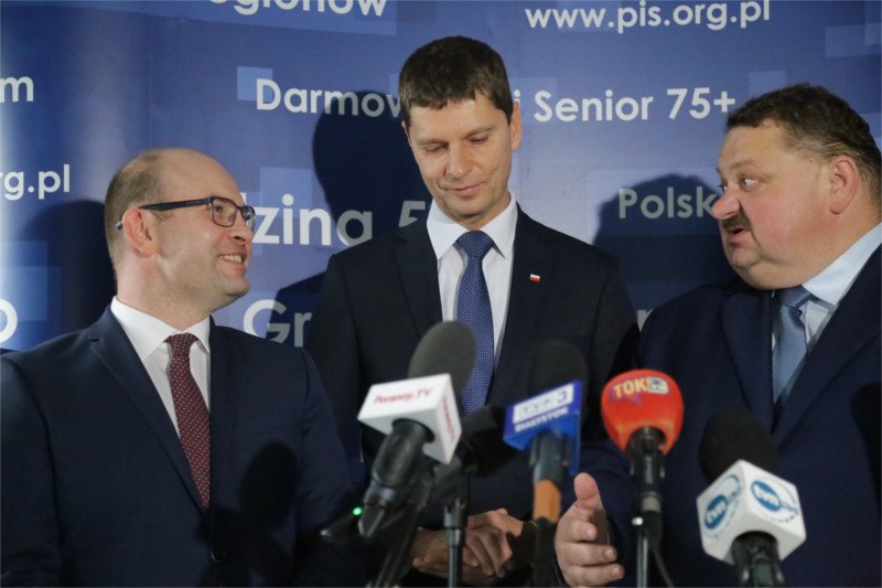 Marszałek Kosicki (pierwszy z lewej) chce pozwać prezydenta Białegostoku.