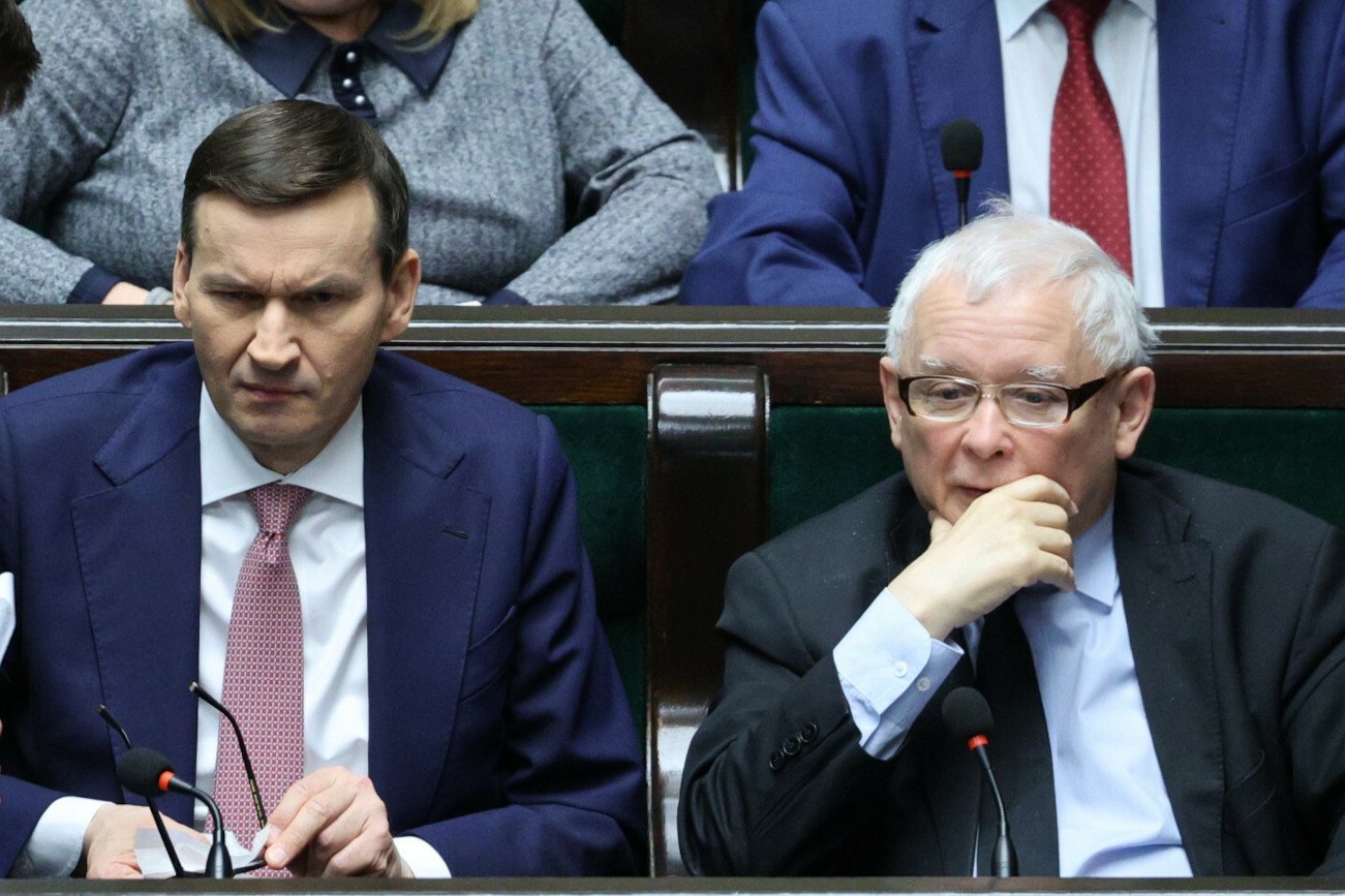 Najnowszy sondaż CBOS bezlitosny dla PiS. Partia zaliczyła wyraźny spadek.