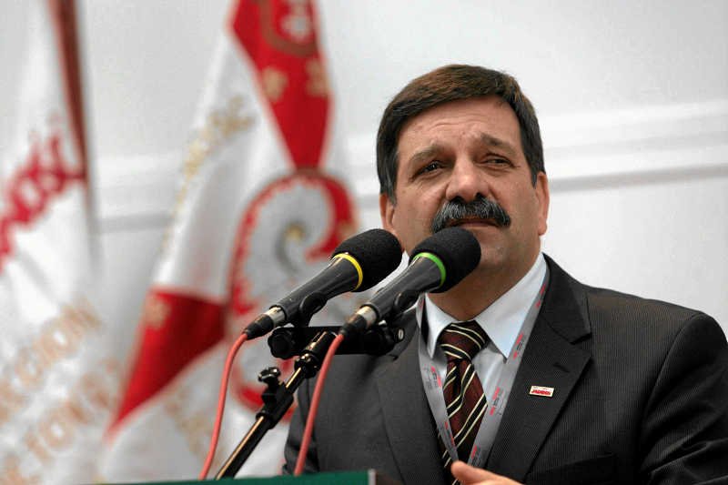 Janusz Śniadek przekonuje, że "sięgnięcie do tych głębokich kieszeni jest nie tylko uprawnione, ale wręcz konieczne".