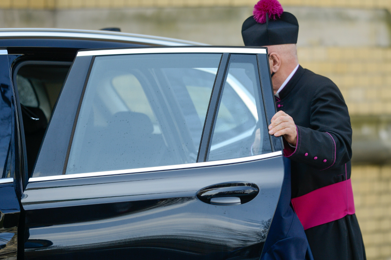 Eleganckie SUV-y i przestronne limuzyny. Oto czym jeżdżą polscy biskupi.