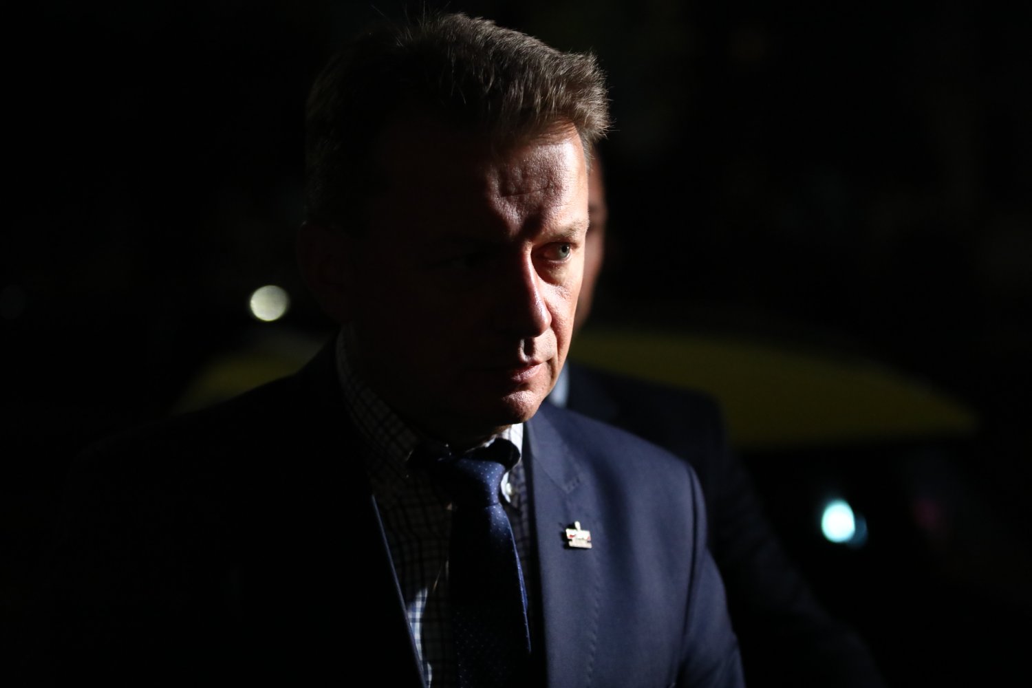 Minister obrony narodowej i wiceprezes PiS Mariusz Błaszczak jest zakażony koronawirusem SARS-CoV-2.