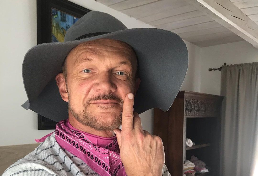 Cezary Pazura wspomina swoje dzieciństwo. Mam przebierała go za dziewczynkę.