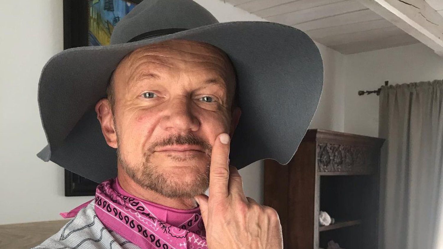 Cezary Pazura wspomina swoje dzieciństwo. Mam przebierała go za dziewczynkę.