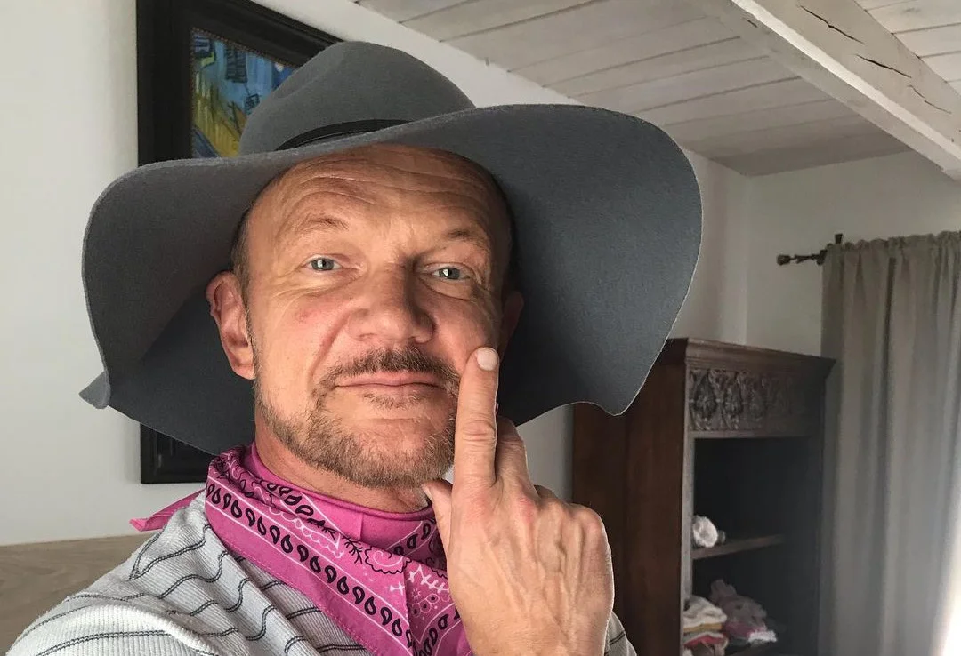 Cezary Pazura wspomina swoje dzieciństwo. Mam przebierała go za dziewczynkę.