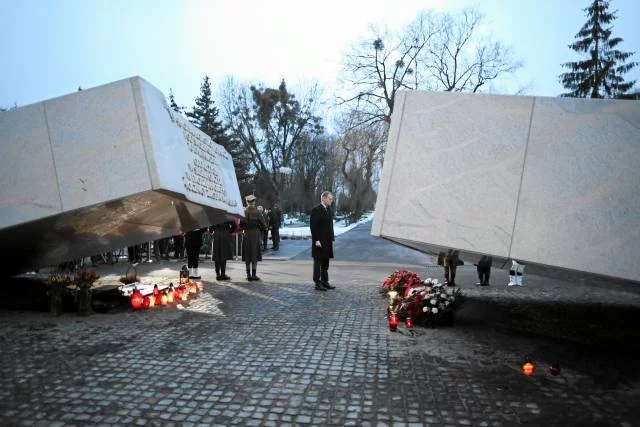 Pomnik smoleński na warszawskich Powązkach. Ma przypominać o tragedii, a bryłą rozłam wśród społeczeństwa. Przynajmniej tak interpretują jego przesłanie mieszkańcy.