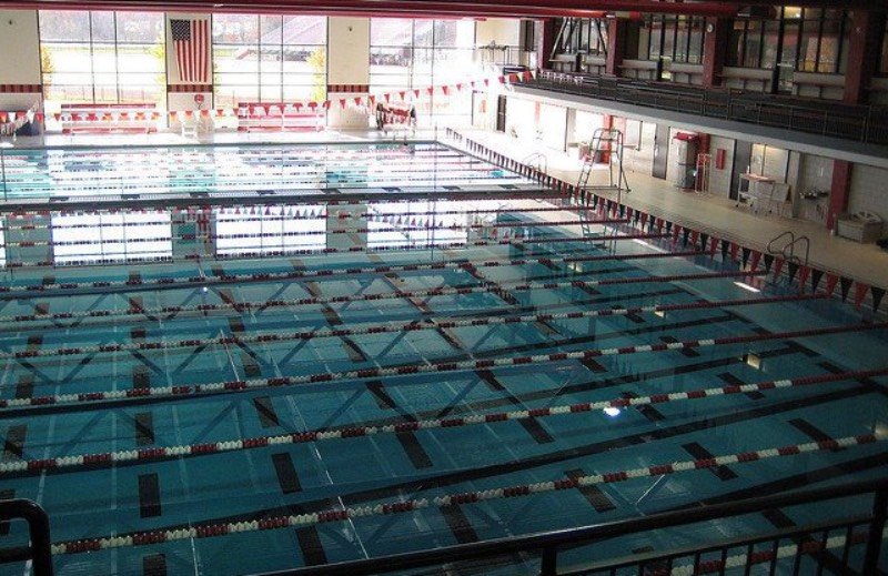 Nie żyje 25-latek, stracił przytomność na basenie w Wołominie.