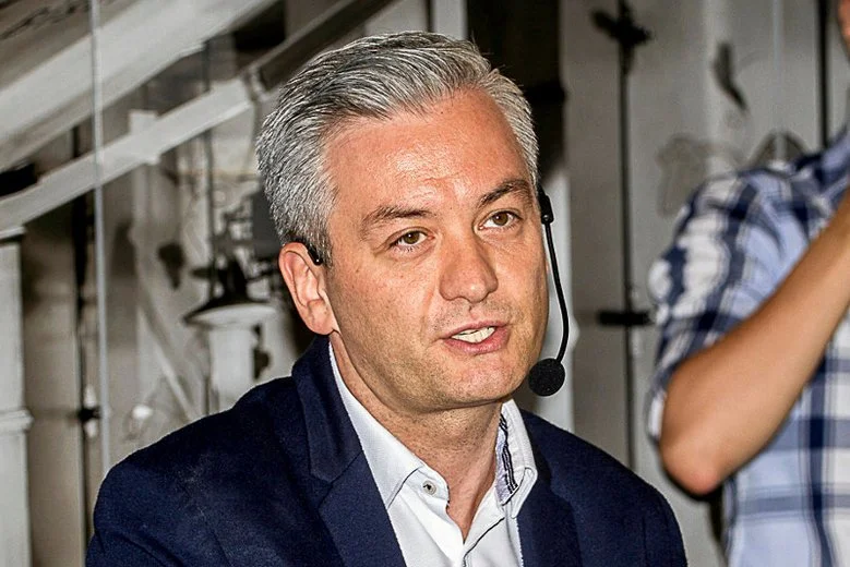 I prawica i lewica są w szoku, że Robert Biedroń pojawił się w TVP Info.