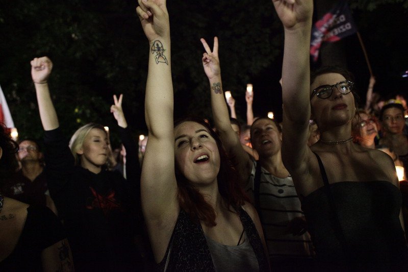 Pod Sejmem demonstranci zablokowali ulicę. Interweniowała policja.