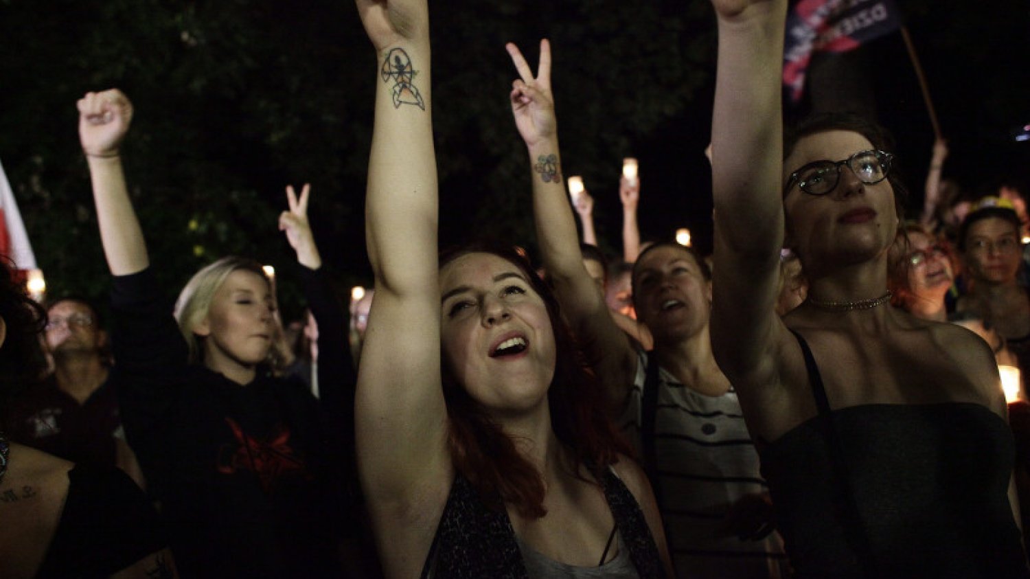 Pod Sejmem demonstranci zablokowali ulicę. Interweniowała policja.
