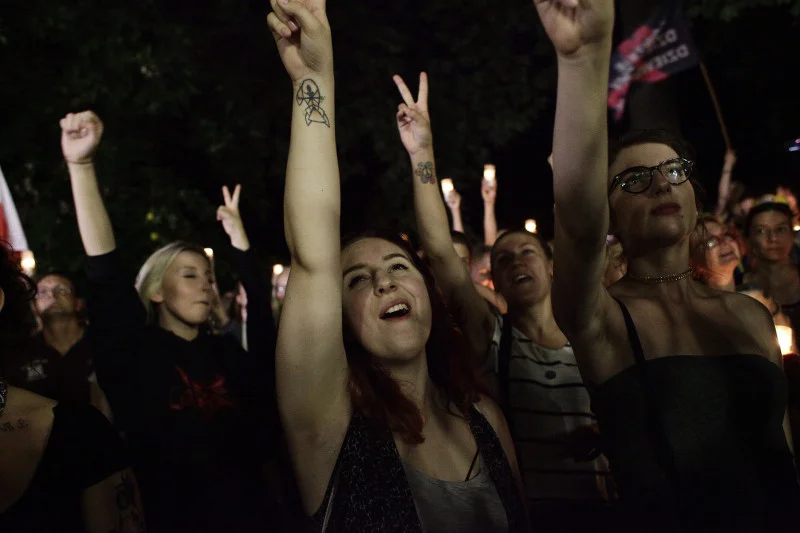 Pod Sejmem demonstranci zablokowali ulicę. Interweniowała policja.