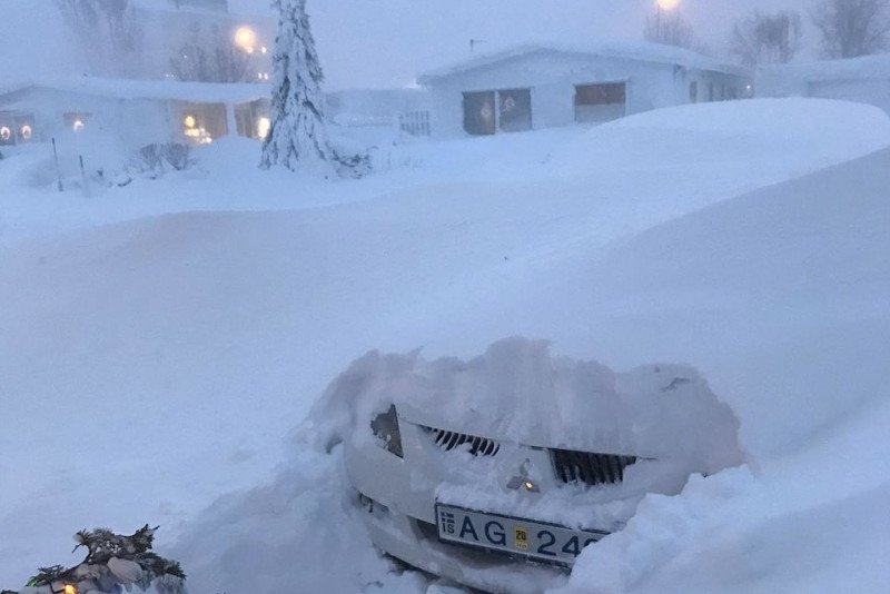 Na Islandii z powodu bombogenezy w krótkim czasie wszystko zostało pokryte grubą warstwą śniegu.