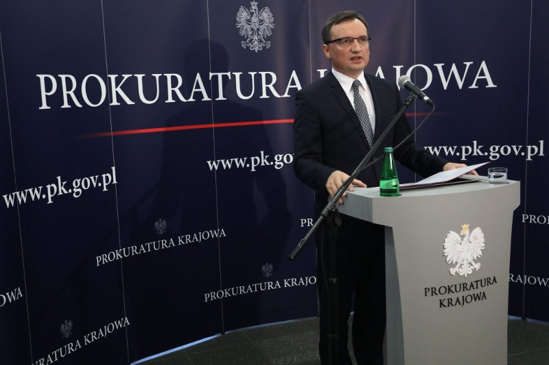 W śledztwie dotyczącym afery korupcyjnej w KNF Prokurator Generalny Zbigniew Ziobro może pociągać za wszystkie sznurki