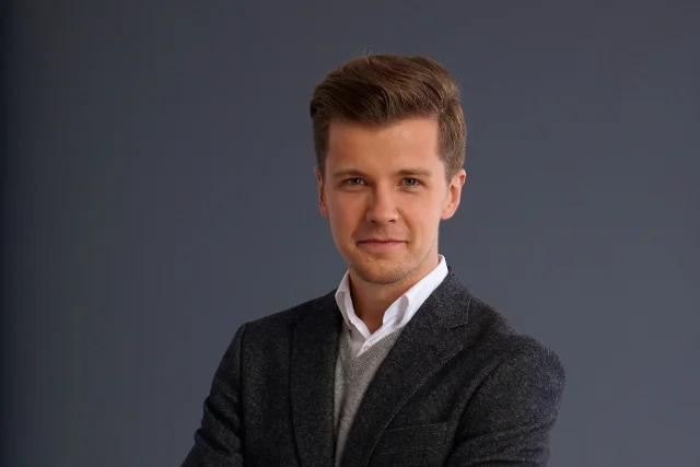 Radek Kotarski wystąpił w kampanii reklamowej Banku Millennium.