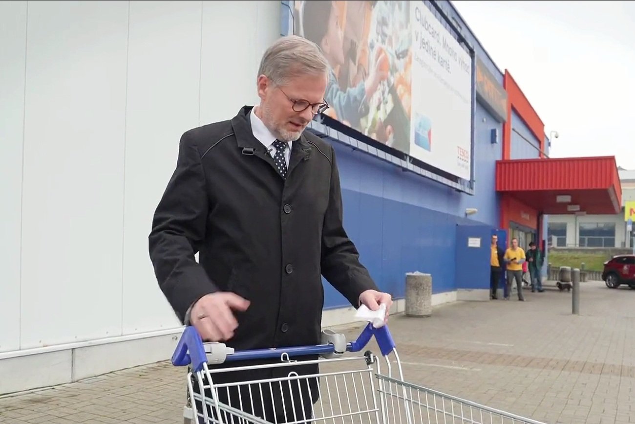 Premier Czech Petr Fiala przed sklepem w Niemczech.