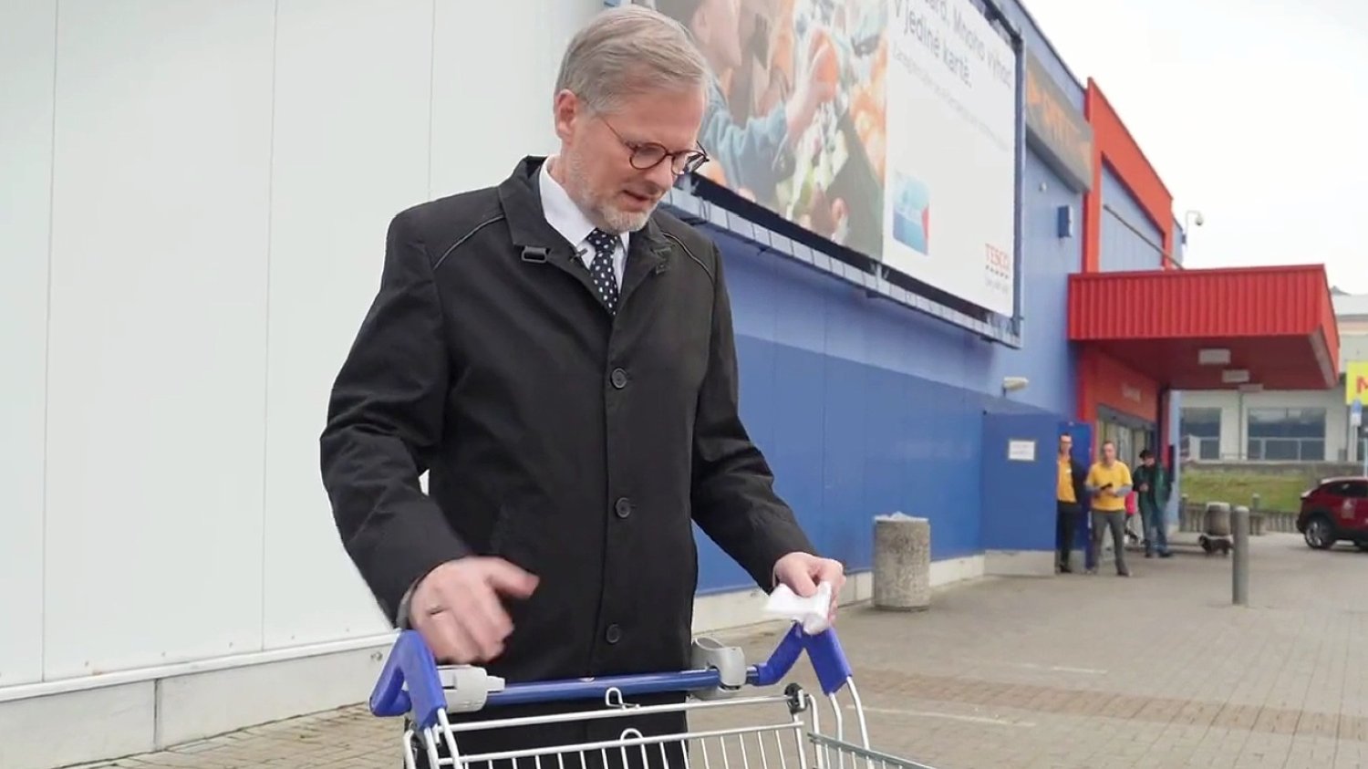 Premier Czech Petr Fiala pochwalił się wypadem na tanie zakupy do Niemiec. Premier Czech Petr Fiala przed sklepem w Niemczech.