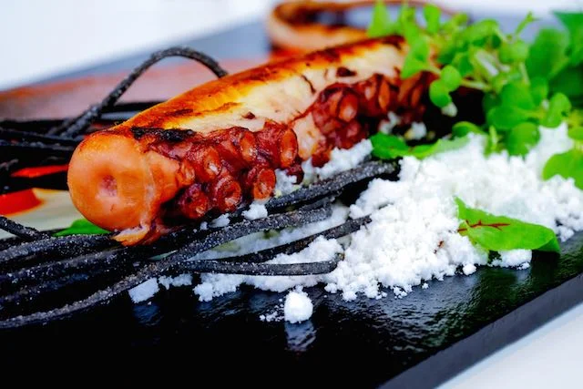 Danie, które polecają goście restauracji jest ośmiornica. Chrupiąca, grillowana przypadnie do gustu nawet tym, którzy za owocami morza nie przepadają.