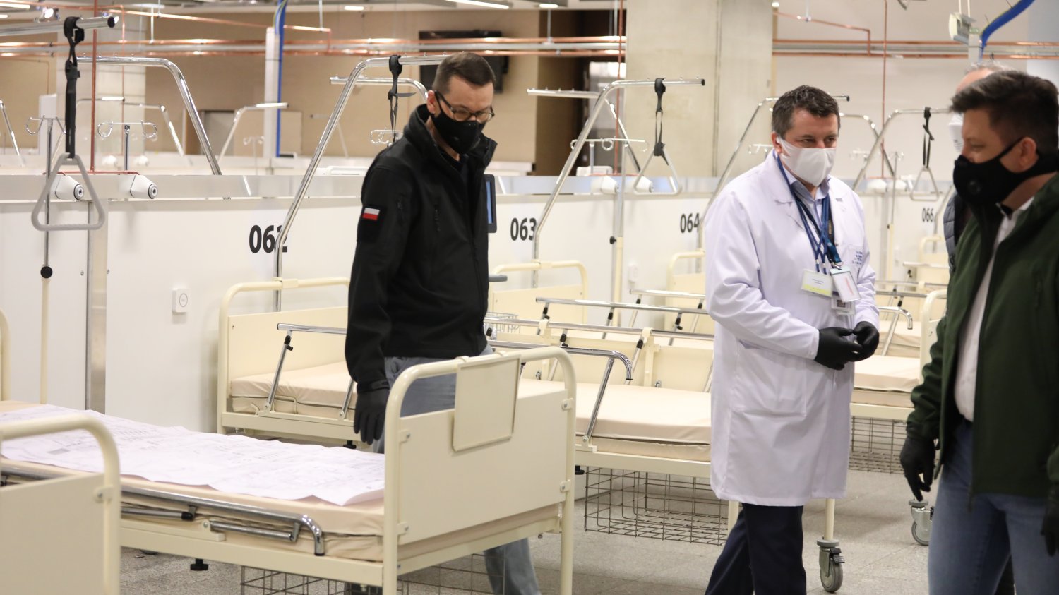 Premier Mateusz Morawiecki wizytuje szpital polowy na Stadionie Narodowym