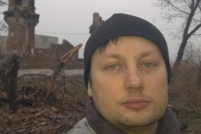 Enrique na tle zrujnowanej kopalni „Kommunar” w miejscowości Nyżnia Krynka, 60 km od Doniecka.