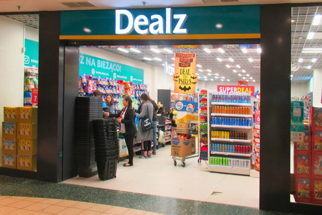 Sklep Dealz w galerii handlowej.