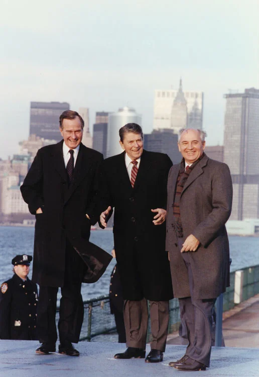George Bush, Ronald Reagan i Michaił Gorbaczow w Nowym Jorku (1988). Ten ostatni, dzięki pierestrojce, otworzył Związek Sowiecki na Zachód.