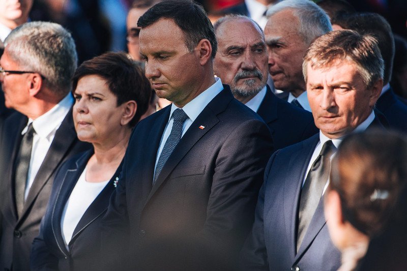 Wszystkie najważniejsze osoby w państwie są poza Polską