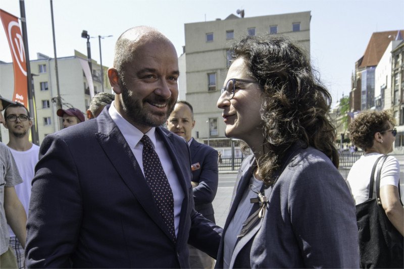 Prezydent Wrocławia Jacek Sutryk i prezydent Gdańska Aleksandra Dulkiewicz uhonorowali wspólnie tragicznie zmarłego Pawła Adamowicza.