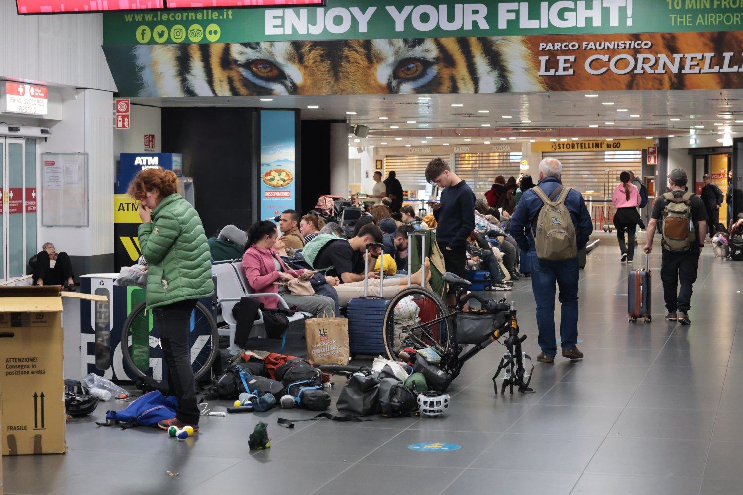 Ryanair i Wizz Air z dziesiątkami opóźnionych lotów. Na lotnisku doszło do bójki