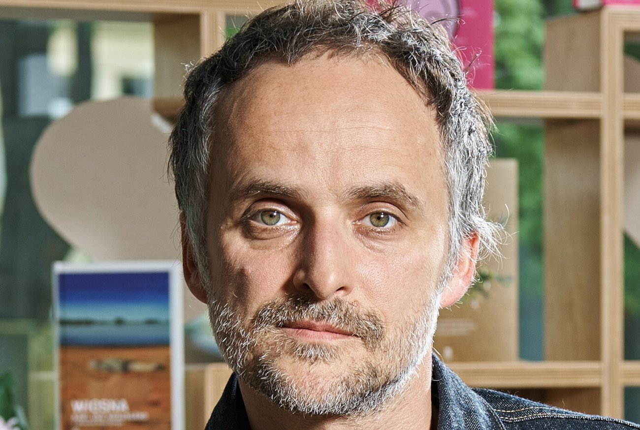 Artur Rojek wcielił się w psychodelicznego guru w reklamie OFF Festivalu 2022.