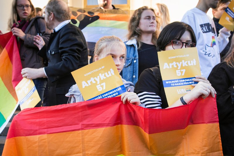 26 października w ponad 200 szkołach w Polsce odbędzie się "Tęczowy Piątek". Sprawdziliśmy, jakie materiały od organizatora - Kampanii Przeciw Homofobii - otrzymali nauczyciele. Zdjęcie poglądowe.