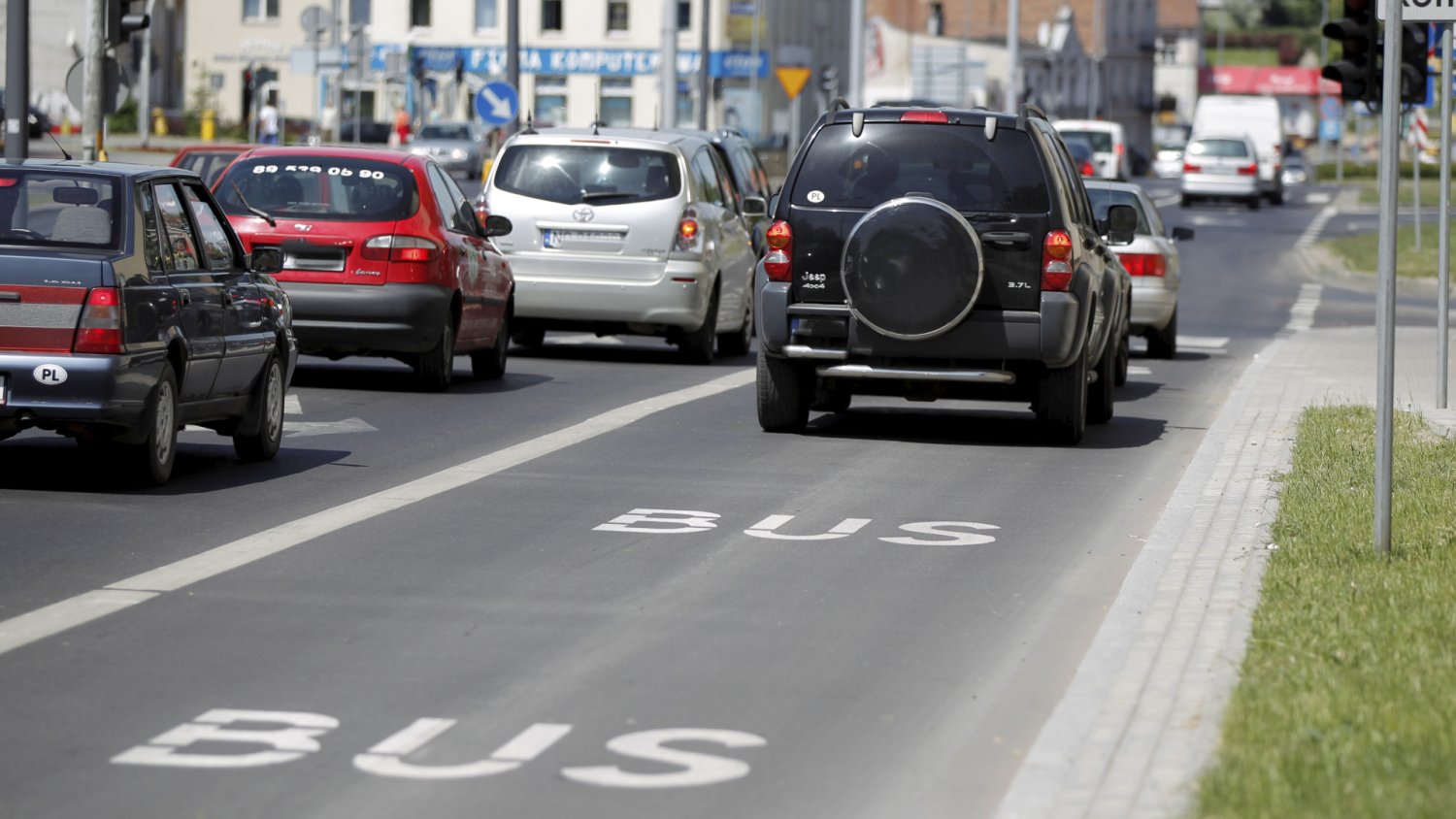 Kiedy można jechać buspasem? Są pewne wyjątki dotyczące aut osobowych
