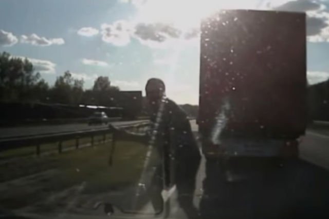 Kibole zaatakowali samochody kibiców Unii Oświęcim na środku autostrady A4.