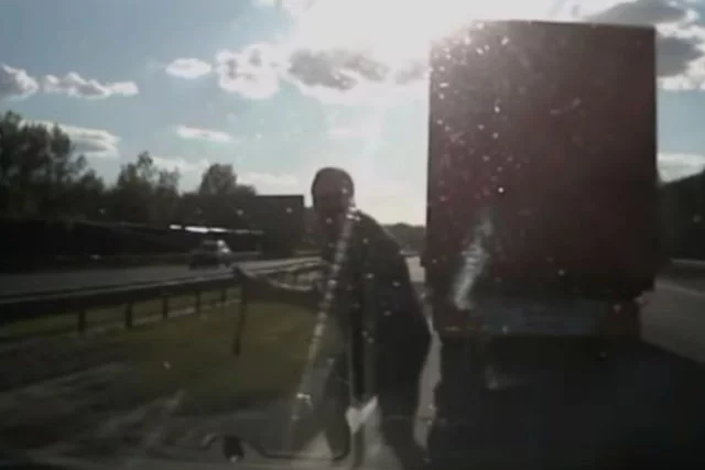 Kibole zaatakowali samochody kibiców Unii Oświęcim na środku autostrady A4.