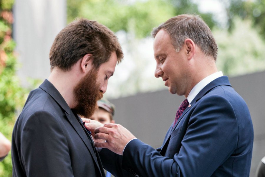 Szef publicystyki TVP Dawid Wildstein z Andrzejem Dudą podczas nadawania odznaczeń państwowych.