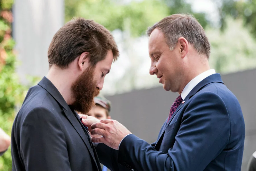 Szef publicystyki TVP Dawid Wildstein z Andrzejem Dudą podczas nadawania odznaczeń państwowych.