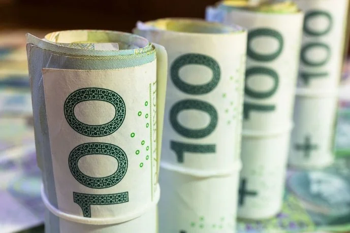 Ile Polaków zarabia powyżej 10 tys. zł i średniej krajowej? [WYJAŚNIAMY].