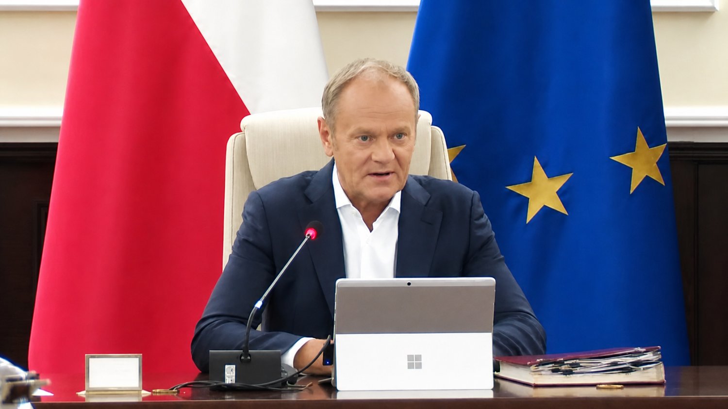 Donald Tusk obrady rządu zaczął dziś z hukiem. "Nie mogą dłużej udawać głupich" Donald Tusk na posiedzeniu rządu
