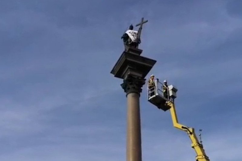 W niedzielne popołudnie opozycjoniści "ubrali" pomnik króla Zygmunta III Wazy w koszulkę z napisem "Konstytucja".