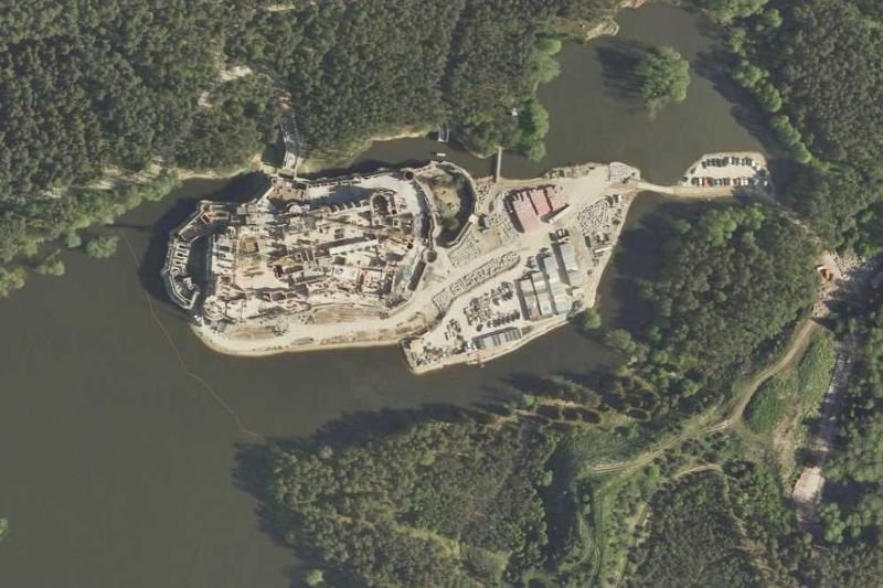 W Puszczy Noteckiej powstaje ogromny zamek.