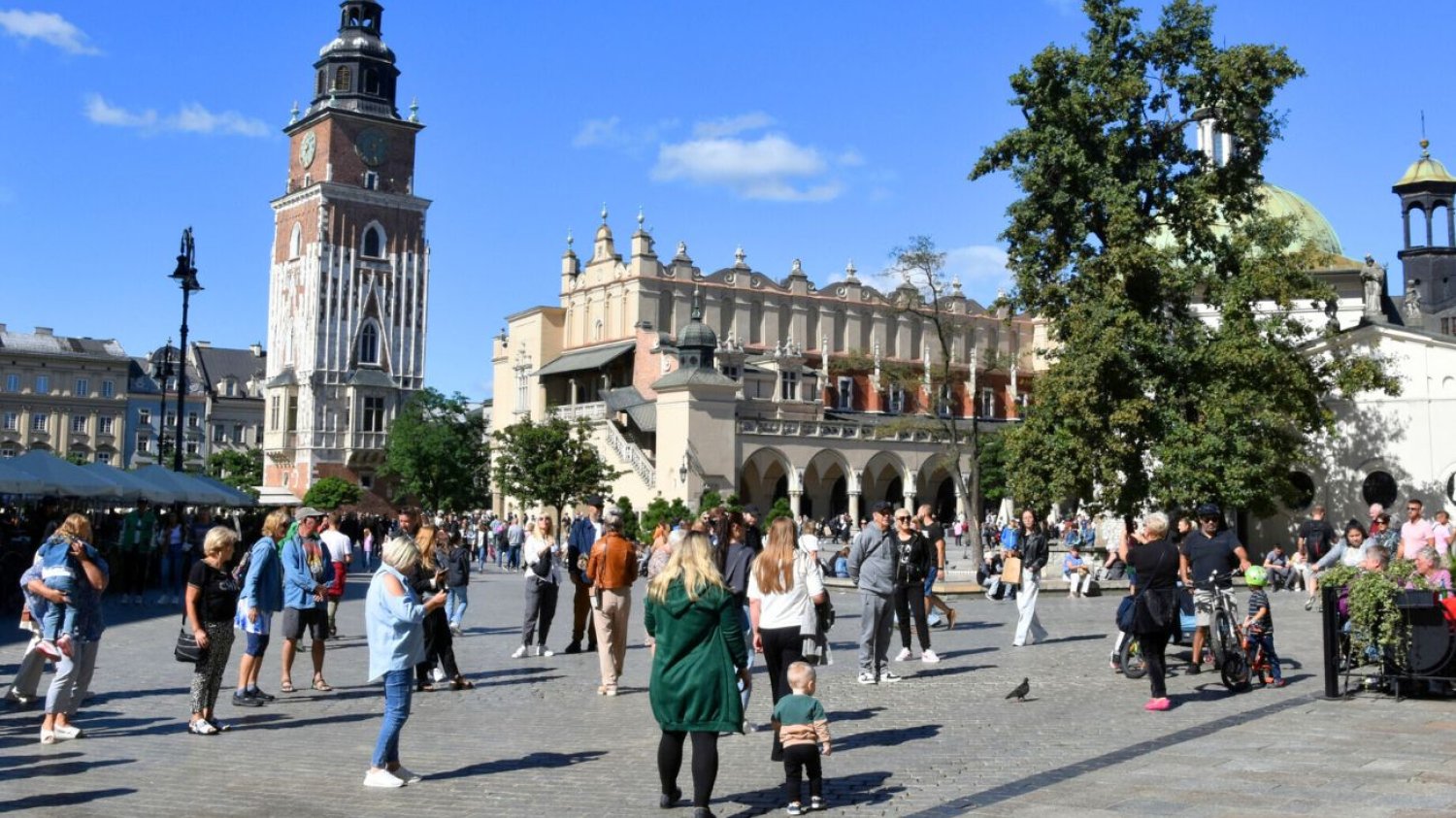 Zagraniczni turyści chętnie przyjeżdżają do Polski Zagraniczni turyści coraz chętniej odwiedzają Polskę