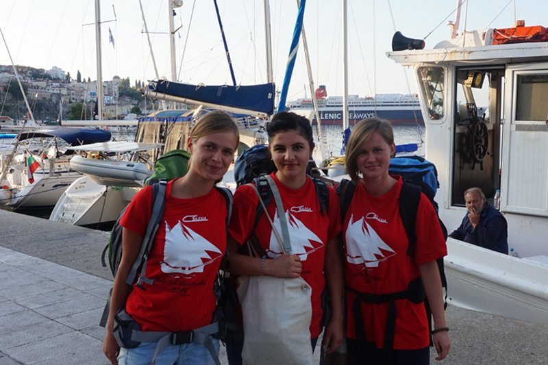 Na Lesbos (Kamila Supeł, pierwsza z prawej) dziewczyny z Polski m.in. rozdawały uchodźcom żywność.