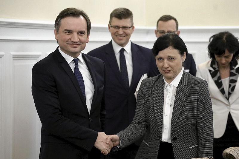 Odpowiadająca za wartości i przejrzystość wiceprzewodnicząca Komisji Europejskiej Věra Jourová w ramach wizyty roboczej w Polsce spotkała się z ministrem sprawiedliwości i prokuratorem generalny Zbigniewem Ziobrą