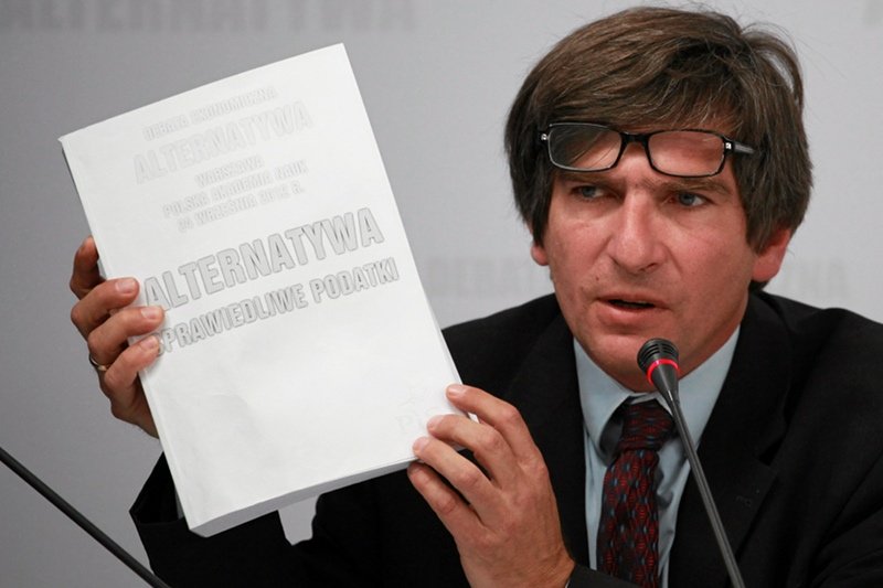 Dziennikarze i eksperci krytykują polityczne zaangażowanie prezesa SDP Krzysztofa Skowrońskiego.