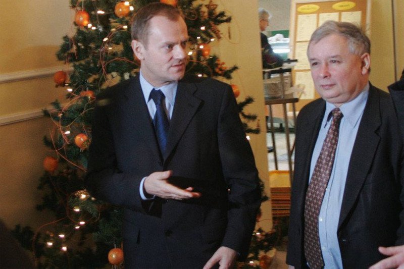 Jacek Sasin pokazał innych polityków, którzy "nie umieją zapinać marynarki".