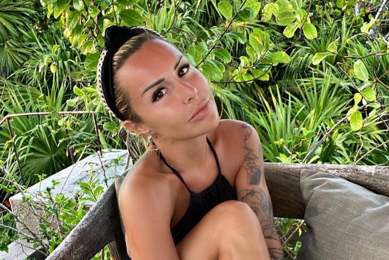 Blanka Lipińska na plaży.