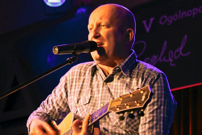 "Dyrektorzy przychodzą i odchodzą. Ja tu jestem dla słuchaczy." Piotr Bukartyk śpiewa w Trójce to, co chce. Póki może...