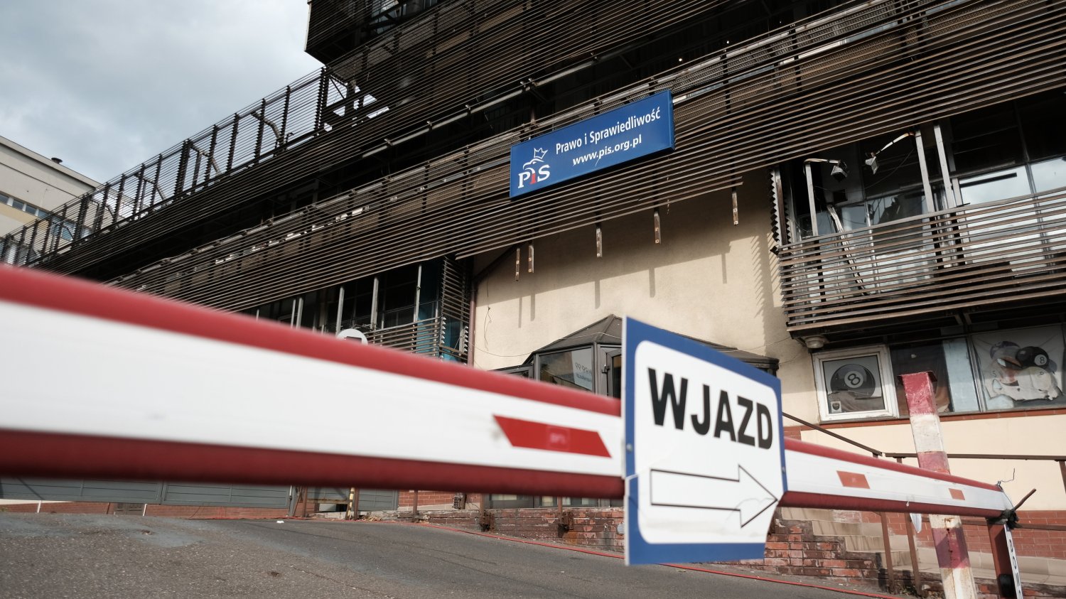 Incydent w siedzibie PiS w Warszawie. Pojawił się tam wulgarny napis