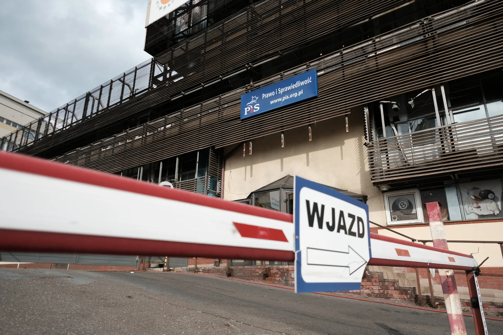 Incydent w siedzibie PiS w Warszawie. Pojawił się tam wulgarny napis