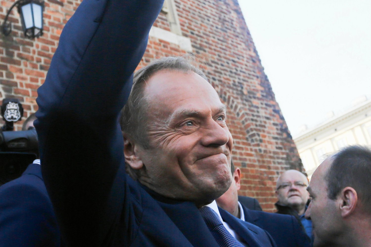 Ze śrubokrętem na Donalda Tuska? Andrzej Sadoś został wzięty na celownik.